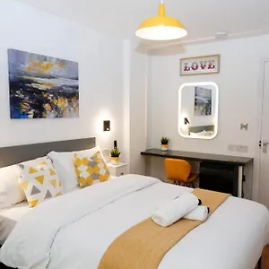New Luxury In The Heart Of Next To Shops, Cafes, Bars & Metro With Shared Bathrooms Kwatera prywatna Londyn